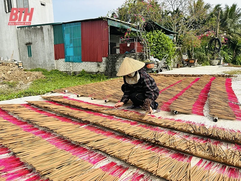 Nhộn nhịp làng nghề hương bài hàng trăm năm tuổi