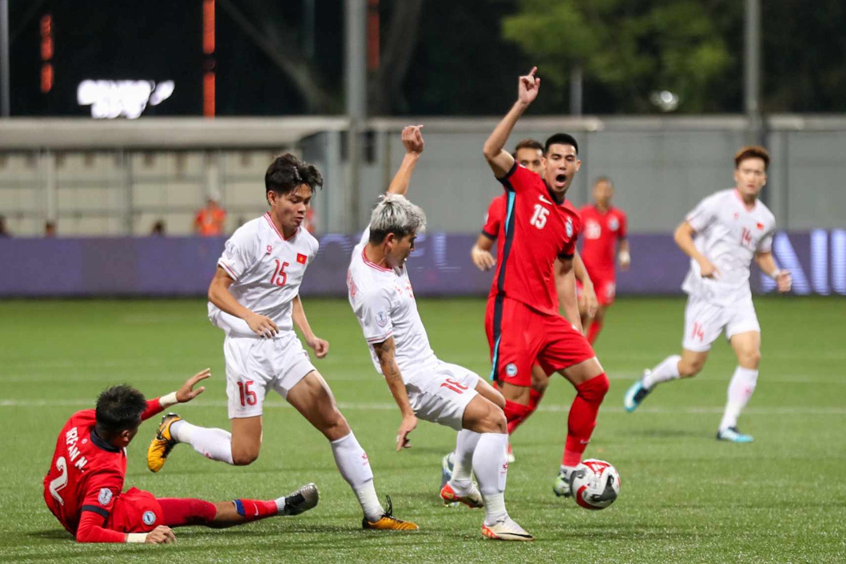 ĐT Việt Nam thắng kịch tính bán kết lượt đi ASEAN Cup sau trận đấu kéo dài hơn 100 phút