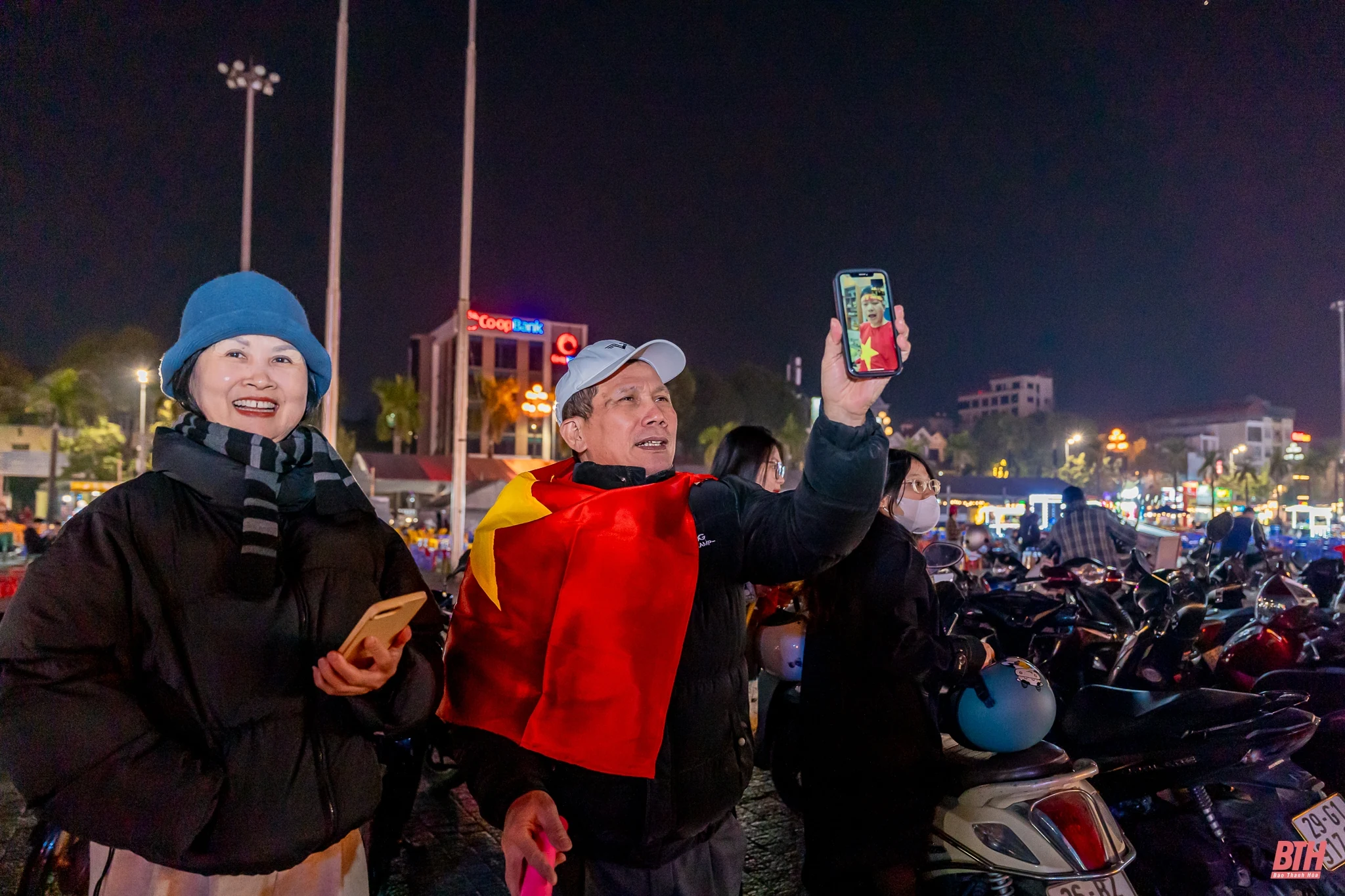 Người hâm mộ xứ Thanh “tiếp lửa” từ xa cho Doãn Ngọc Tân và các đồng đội qua màn hình LED khổng lồ