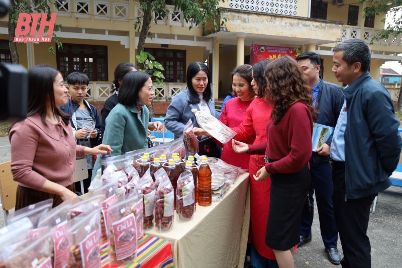 “Hội chợ tết nhân ái” mang món quà xuân ý nghĩa đến học sinh có hoàn cảnh khó khăn