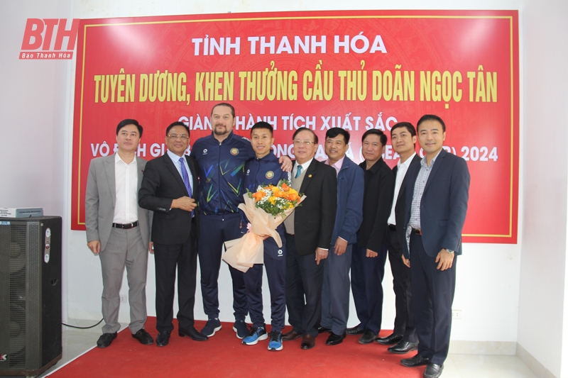 Tuyên dương, khen thưởng cầu thủ Doãn Ngọc Tân