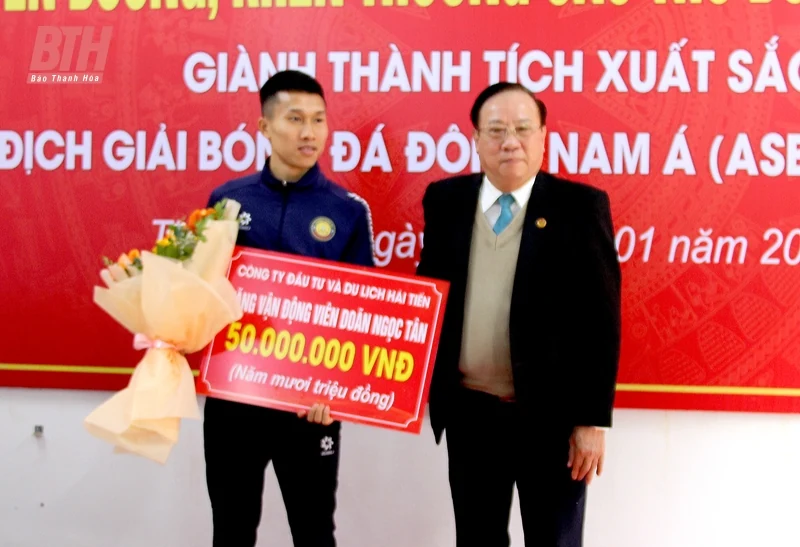 Tuyên dương, khen thưởng cầu thủ Doãn Ngọc Tân