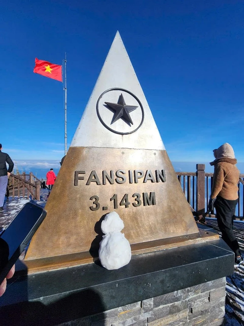 Băng phủ đỉnh Fansipan ngày đầu năm
