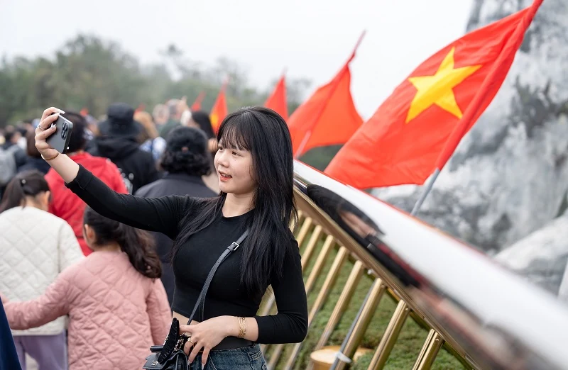 Cờ Việt Nam nhuộm đỏ các công viên Sun World mừng nhà vô địch ASEAN Cup 2024