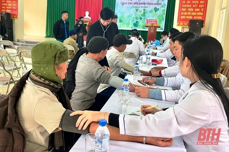 Tặng quà, khám bệnh và cấp phát thuốc miễn phí cho người dân huyện Mường Lát