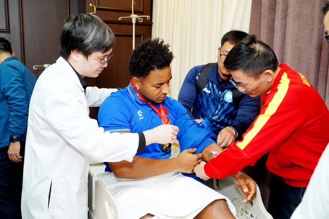 Xuân Son có thể bắt đầu tập luyện nhẹ nhàng và di chuyển bằng nạng từ 7/1