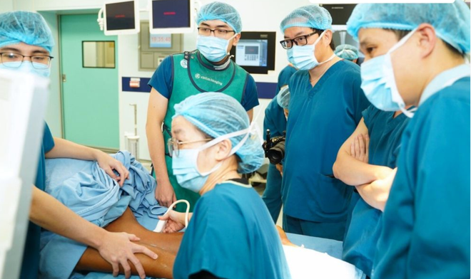 Xuân Son có thể bắt đầu tập luyện nhẹ nhàng và di chuyển bằng nạng từ 7/1