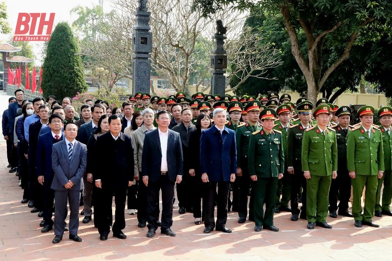 Phó Chủ tịch HĐND tỉnh Nguyễn Quang Hải kiểm tra tình hình sản xuất và tặng quà các gia đình chính sách huyện Triệu Sơn