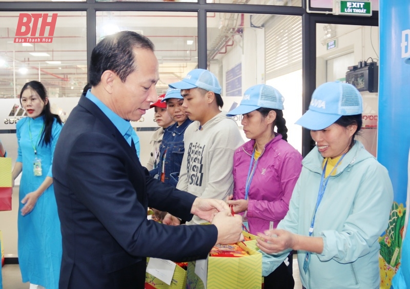 Đoàn ĐBQH tỉnh thăm, tặng quà đoàn viên, người lao động khó khăn các huyện Thiệu Hoá, Triệu Sơn