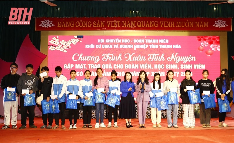 Đoàn Khối Cơ quan và Doanh nghiệp tỉnh trao quà cho 82 đoàn viên, học sinh, sinh viên có hoàn cảnh khó khăn