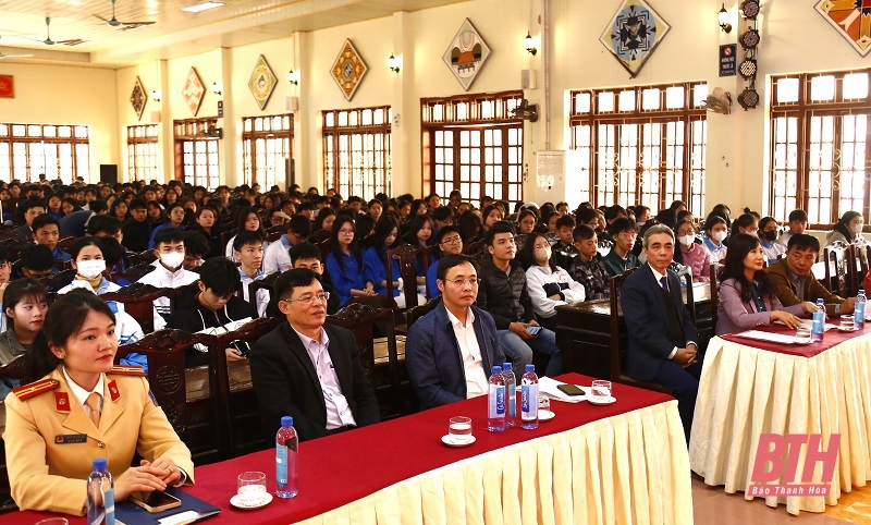 Đoàn Khối Cơ quan và Doanh nghiệp tỉnh trao quà cho 82 đoàn viên, học sinh, sinh viên có hoàn cảnh khó khăn