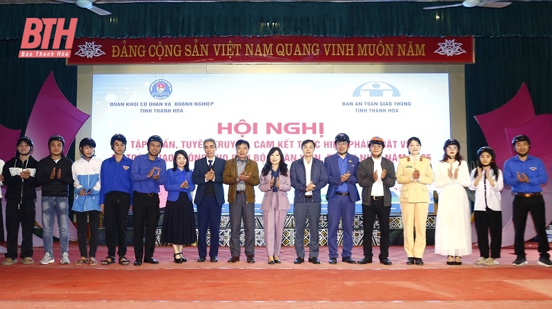 Đoàn Khối Cơ quan và Doanh nghiệp tỉnh trao quà cho 82 đoàn viên, học sinh, sinh viên có hoàn cảnh khó khăn