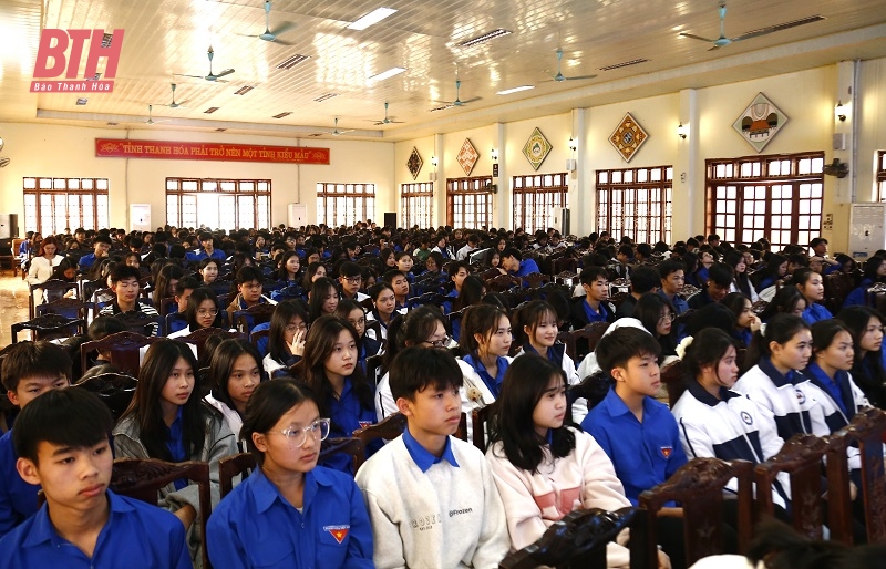 Đoàn Khối Cơ quan và Doanh nghiệp tỉnh trao quà cho 82 đoàn viên, học sinh, sinh viên có hoàn cảnh khó khăn