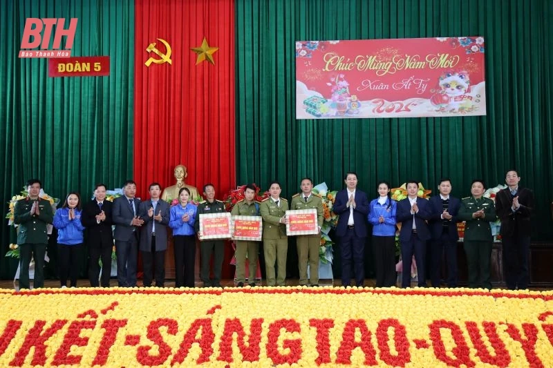 Phó Chủ tịch UBND tỉnh Lê Đức Giang dâng hoa, dâng hương viếng các anh hùng liệt sĩ, tặng quà các gia đình chính sách huyện Mường Lát