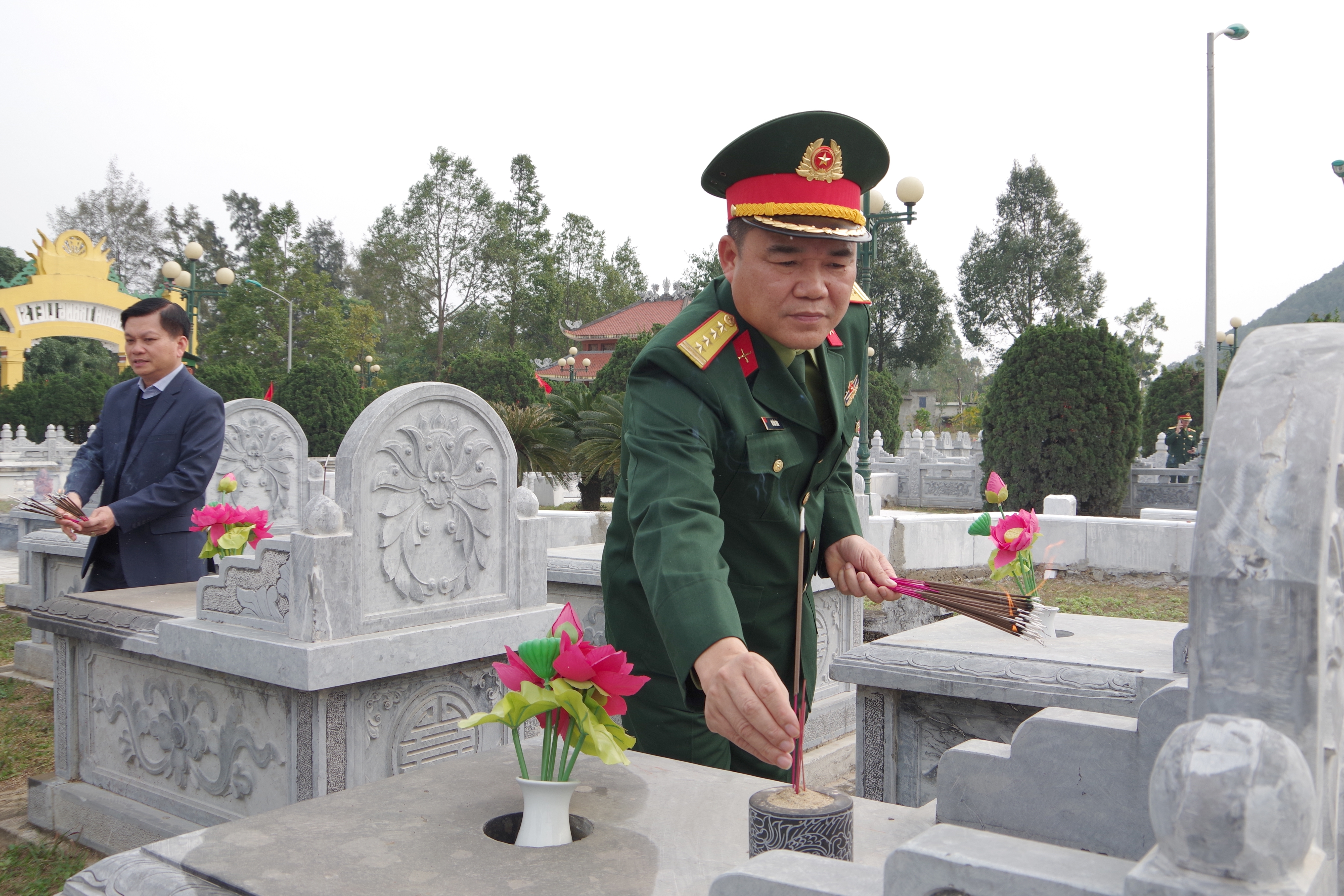 Đại tá Vũ Văn Tùng, Chỉ huy trưởng Bộ CHQS tỉnh kiểm tra tình hình sản xuất, đời sống Nhân dân tại thị xã Nghi Sơn