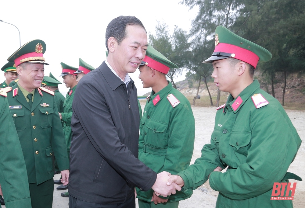 Đoàn công tác của Bộ Quốc phòng và tỉnh Thanh Hóa thăm, chúc Tết cán bộ, chiến sĩ Đảo Mê