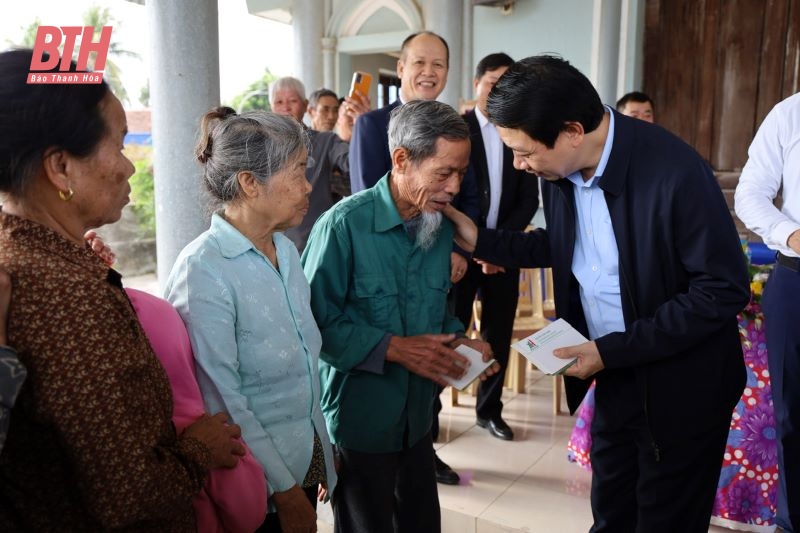 Phó Chủ tịch UBND tỉnh Lê Đức Giang tặng quà cho hộ nghèo, người có hoàn cảnh khó khăn huyện Hoằng Hóa