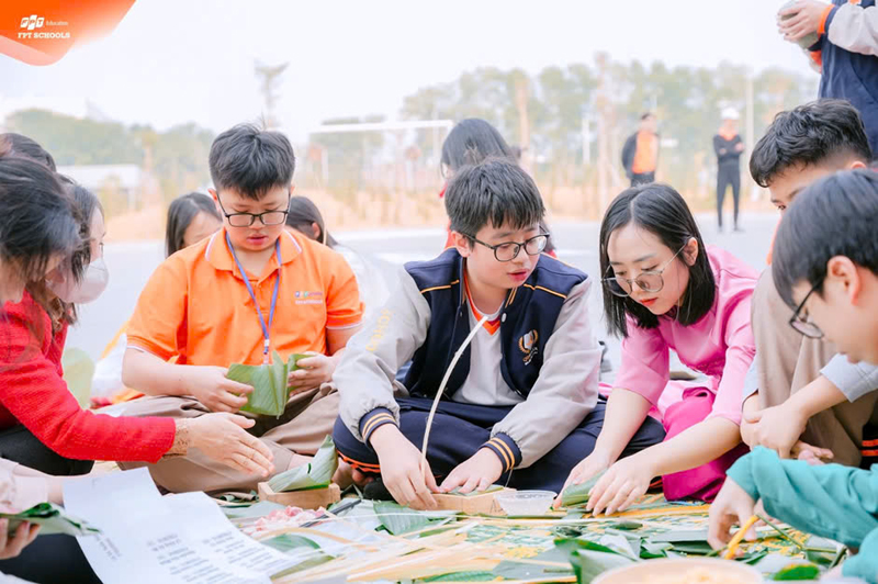 Chương trình “Tết dân gian - Lạt mềm buộc chặt yêu thương” tại FPT School Thanh Hóa