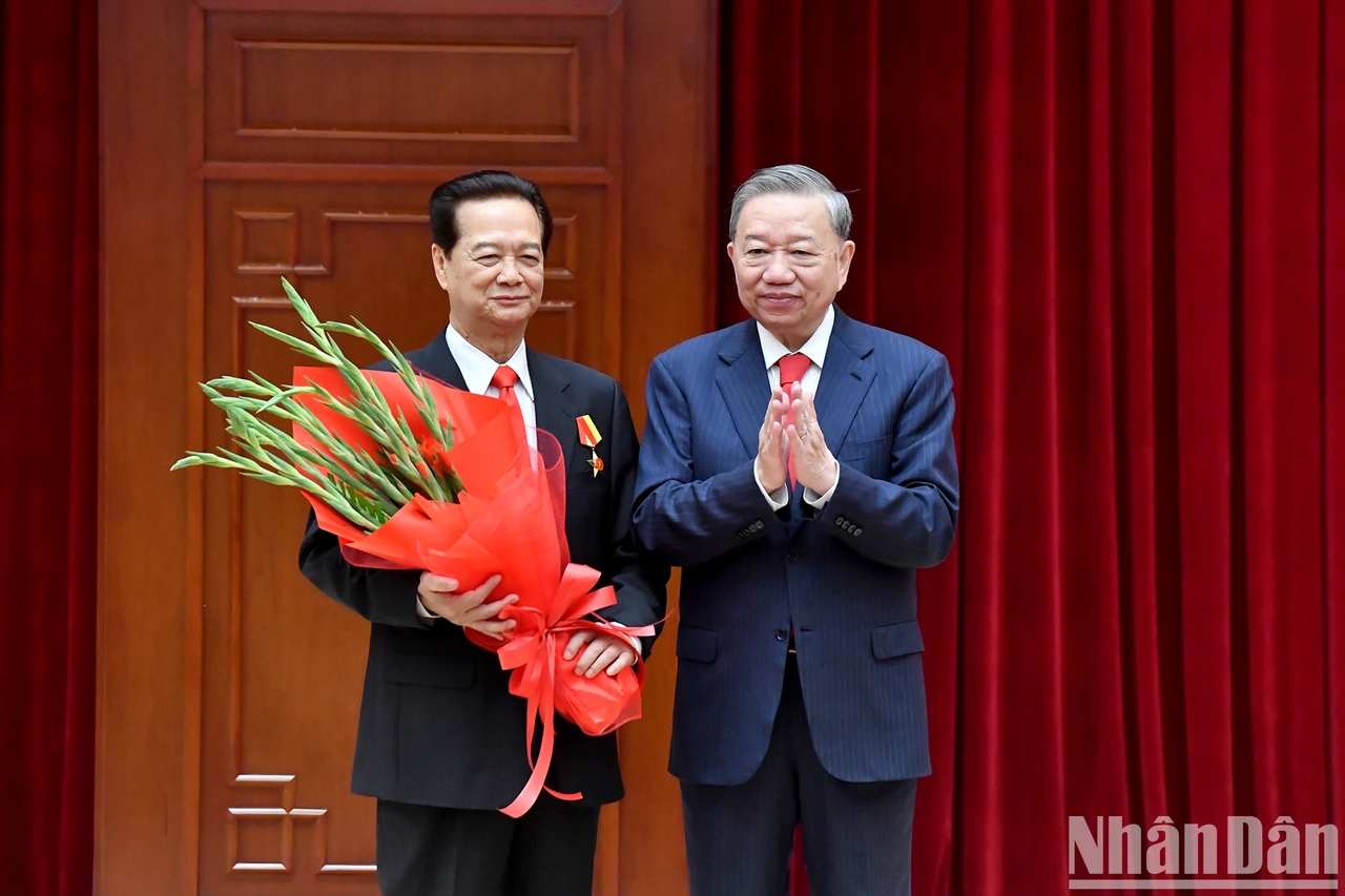 Bộ Chính trị, Ban Bí thư gặp mặt các đồng chí lãnh đạo, nguyên lãnh đạo Đảng, Nhà nước