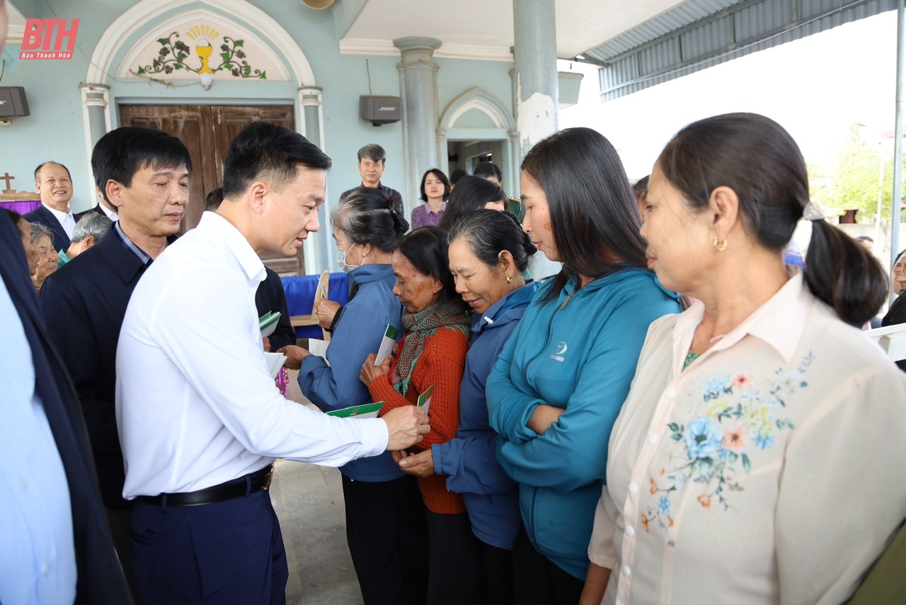 Phó Chủ tịch UBND tỉnh Lê Đức Giang tặng quà cho hộ nghèo, người có hoàn cảnh khó khăn huyện Hoằng Hóa