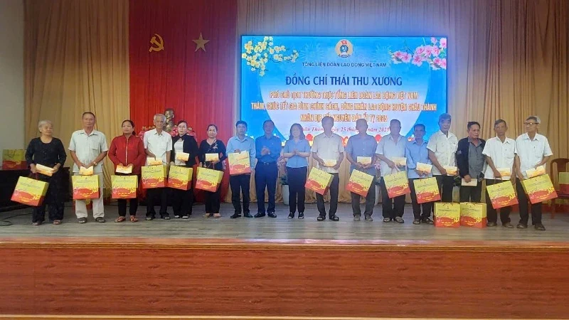 Hơn 8,6 triệu lượt đoàn viên, người lao động được tổ chức công đoàn chăm lo Tết