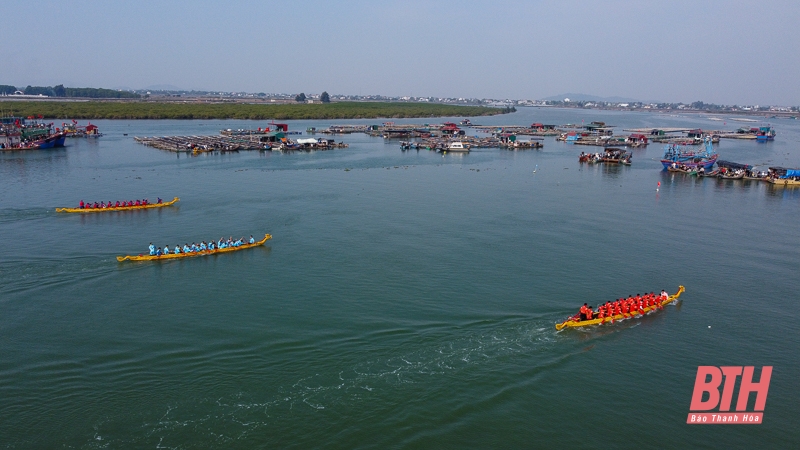 Sông Yên rộn ràng lễ hội đua thuyền mừng xuân