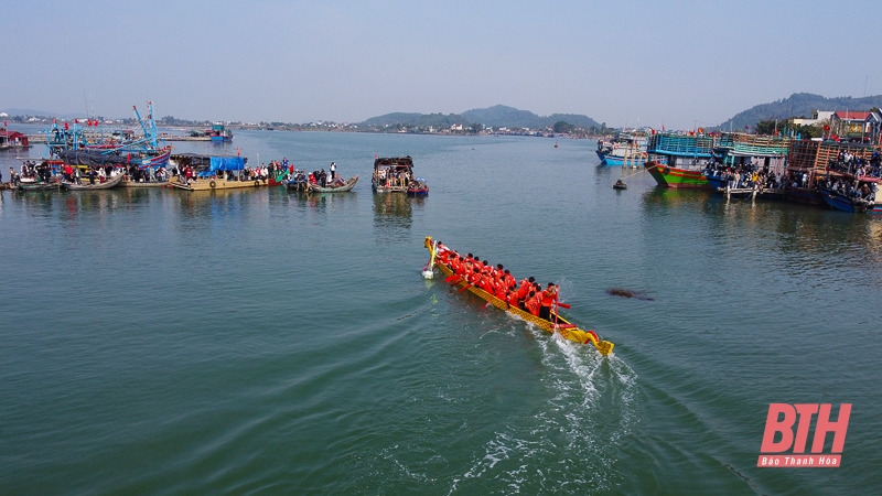 Sông Yên rộn ràng lễ hội đua thuyền mừng xuân