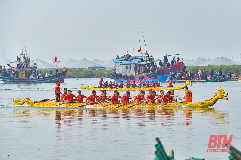 Sông Yên rộn ràng lễ hội đua thuyền mừng xuân