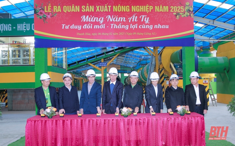 Phó Bí thư Tỉnh ủy Trịnh Tuấn Sinh dự lễ ra quân sản xuất tại Nhà máy dinh dưỡng cây trồng Tiến Nông Bỉm Sơn