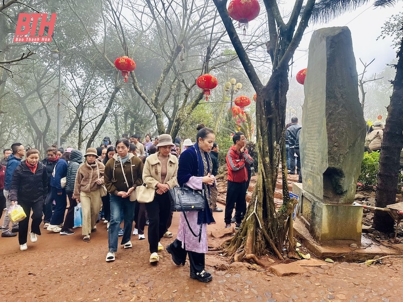 Hàng ngàn du khách đổ về Am Tiên ngày “mở cổng trời”