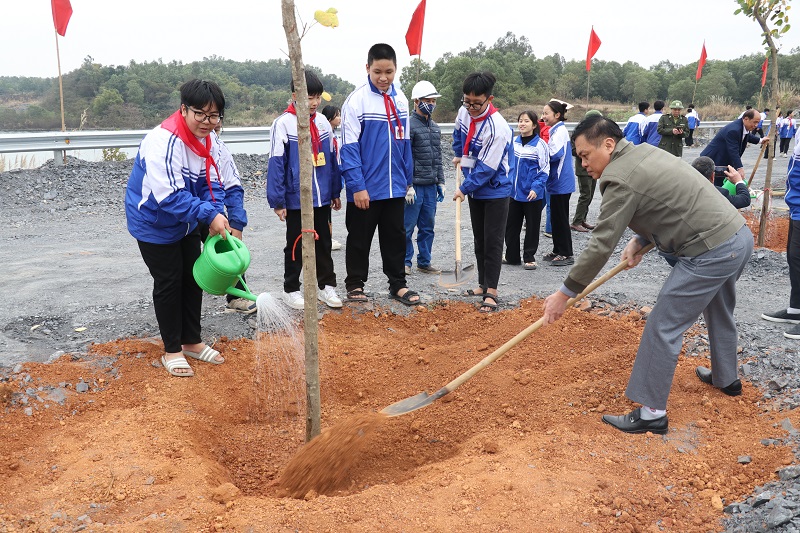 Thị xã Bỉm Sơn phát động Tết trồng cây đời đời nhớ ơn Bác Hồ Xuân Ất Tỵ 2025