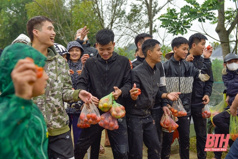 Độc đáo phiên chợ ném cà chua cầu may tại xứ Thanh