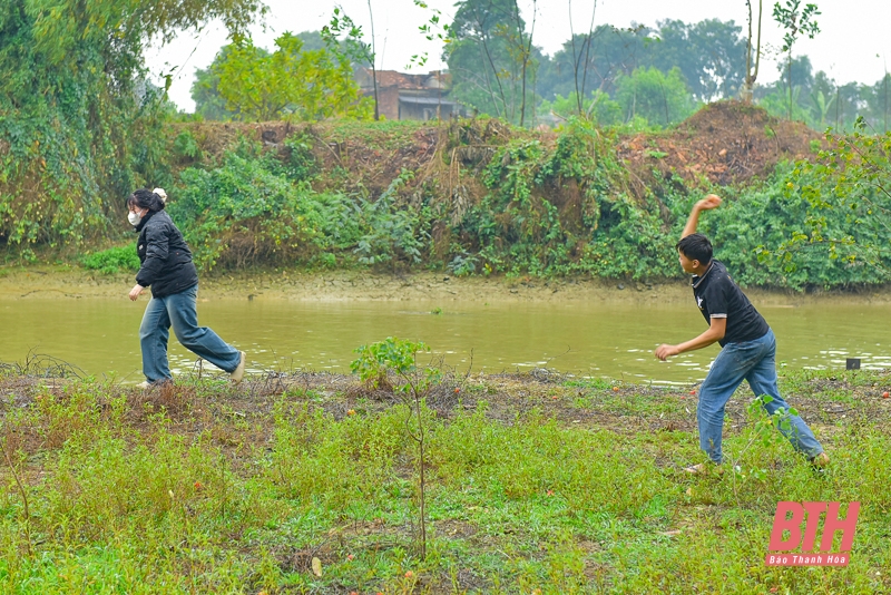 Độc đáo phiên chợ ném cà chua cầu may tại xứ Thanh