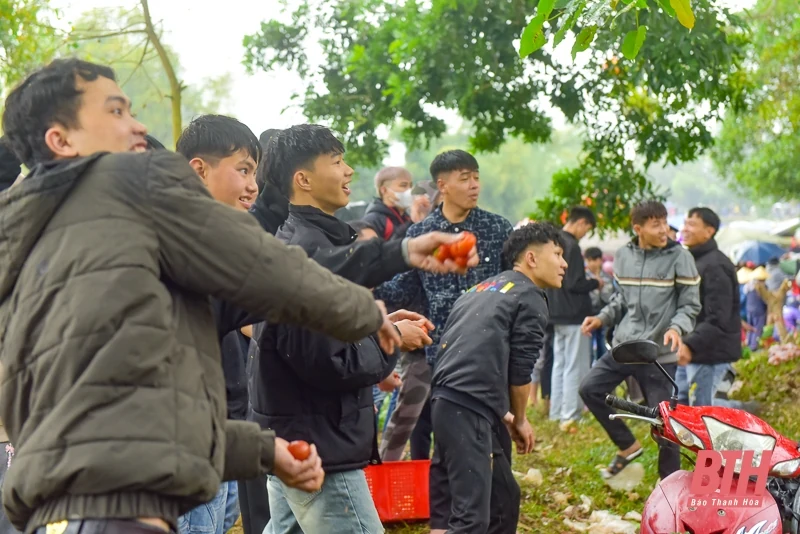 Độc đáo phiên chợ ném cà chua cầu may tại xứ link vào m88 bhki
