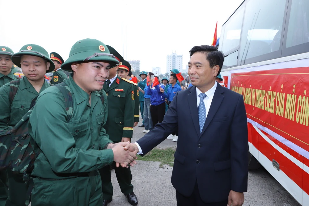 Bí thư Tỉnh ủy Nguyễn Doãn Anh dự lễ giao nhận quân tại TP Thanh Hóa