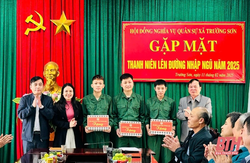 Hội Nông dân tỉnh trao quà động viên tân binh lên đường làm nghĩa vụ quân sự