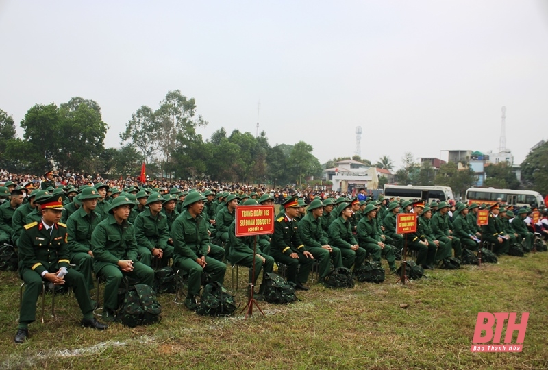 Xúc động lễ giao nhận quân tại các địa phương