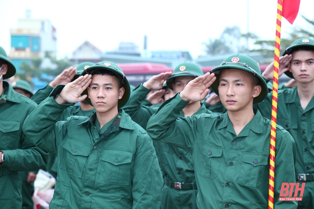 Phó Bí thư Tỉnh ủy Trịnh Tuấn Sinh dự lễ giao nhận quân, động viên thanh niên huyện Hoằng Hóa lên đường nhập ngũ