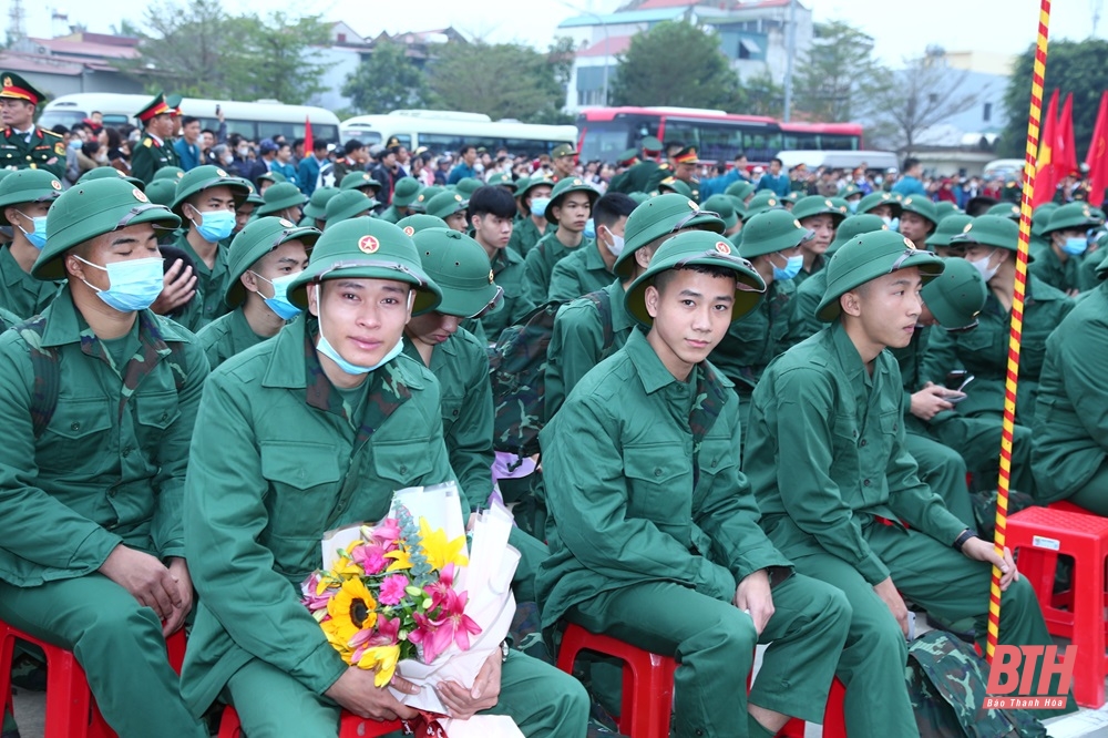 Phó Bí thư Tỉnh ủy Trịnh Tuấn Sinh dự lễ giao nhận quân, động viên thanh niên huyện Hoằng Hóa lên đường nhập ngũ