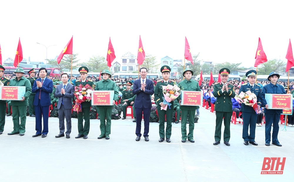 Phó Bí thư Tỉnh ủy Trịnh Tuấn Sinh dự lễ giao nhận quân, động viên thanh niên huyện Hoằng Hóa lên đường nhập ngũ