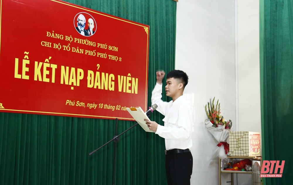 Phó Bí thư Thường trực Tỉnh ủy Lại Thế Nguyên dự lễ kết nạp đảng viên tại Chi bộ Tổ dân phố Phú Thọ 2