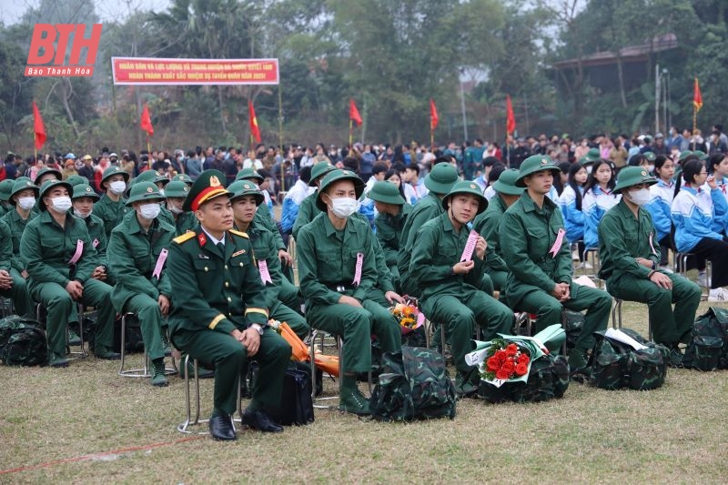 Xúc động lễ giao nhận quân tại các địa phương