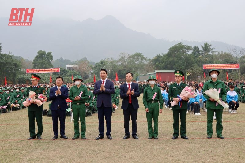 Xúc động lễ giao nhận quân tại các địa phương