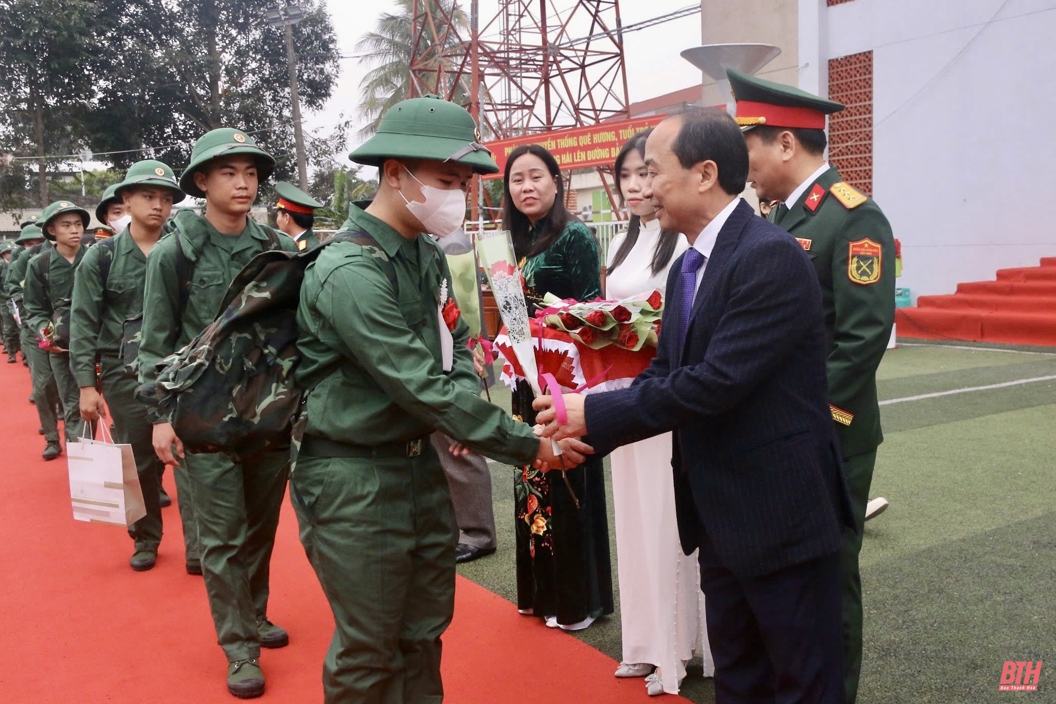 Xúc động lễ giao nhận quân tại các địa phương