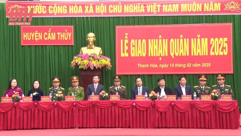 Xúc động lễ giao nhận quân tại các địa phương