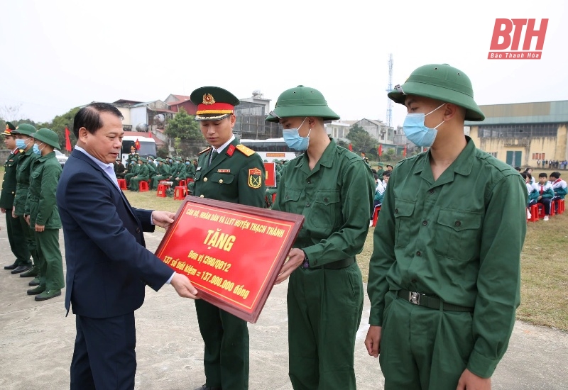 Xúc động lễ giao nhận quân tại các địa phương