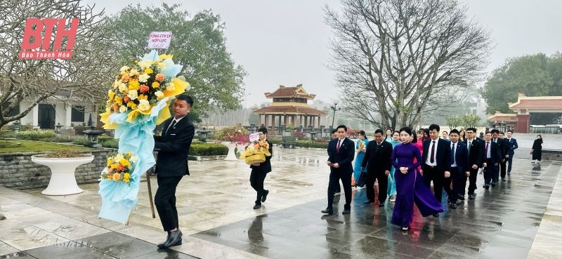 Dâng hương tưởng niệm Chủ tịch Hồ Chí Minh và các giáo viên, học sinh hy sinh trên công trường đắp đê sông Mã