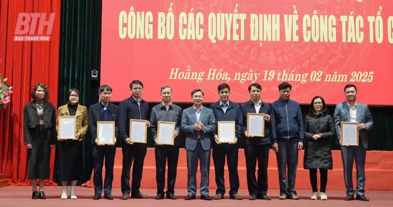 Huyện Hoằng Hóa công bố các quyết định về công tác tổ chức