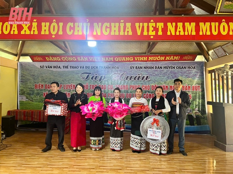 Tập huấn “Biên đạo, tập luyện và hỗ trợ đạo cụ, trang phục” cho đội văn nghệ bản Bút