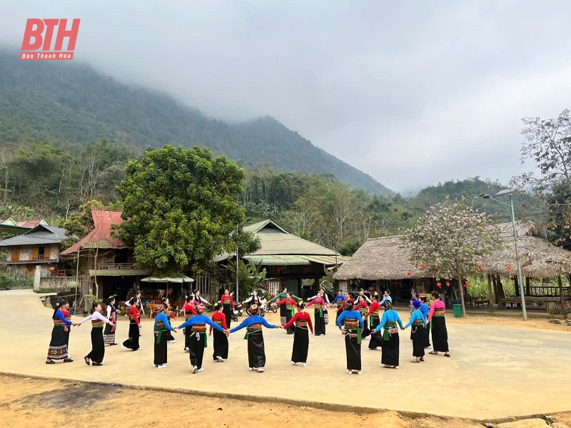 Tập huấn “Biên đạo, tập luyện và hỗ trợ đạo cụ, trang phục” cho đội văn nghệ bản Bút